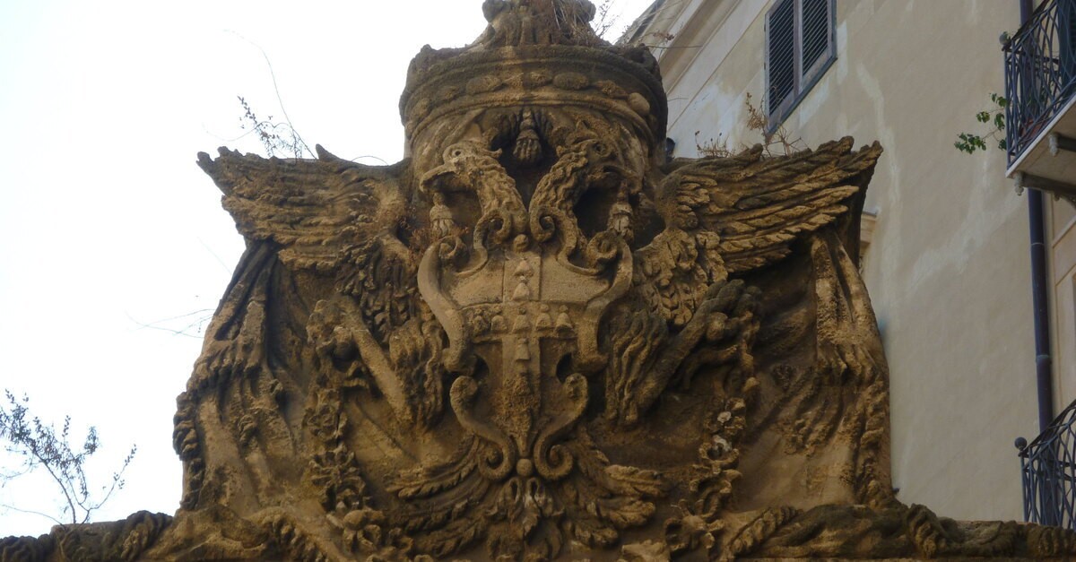 Lo stemma all'entrata di Palazzo Mirto