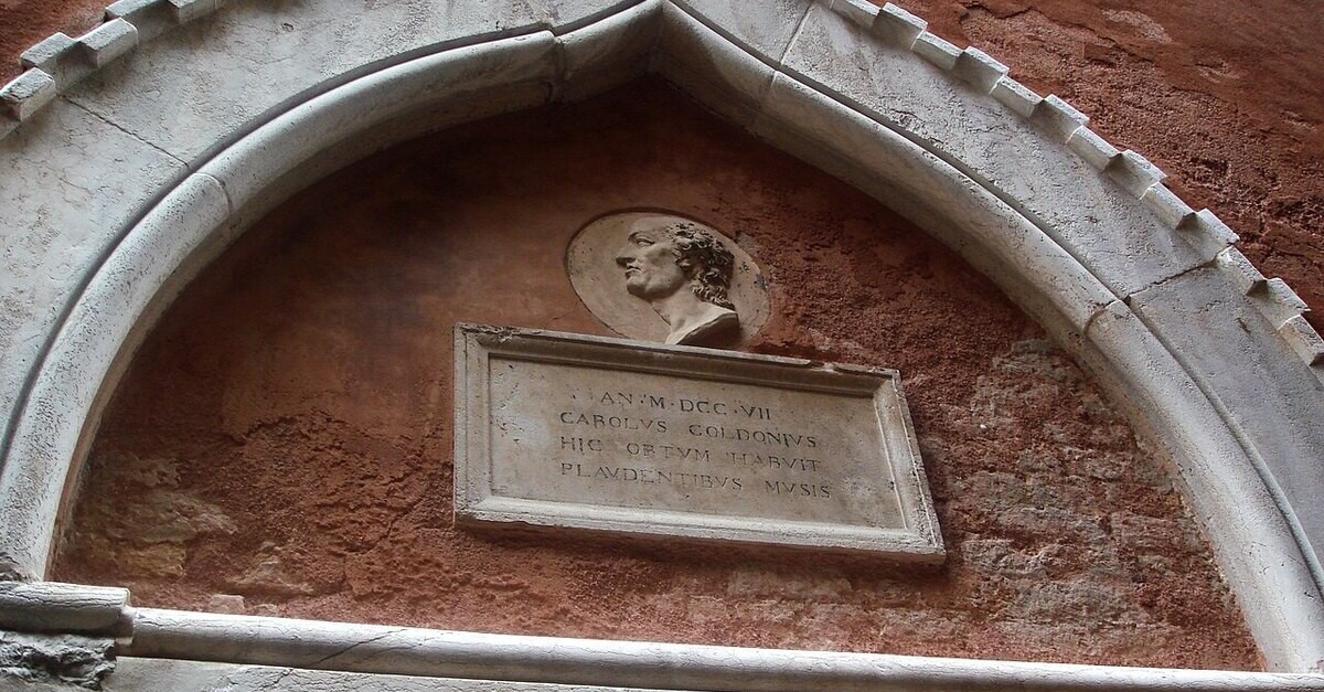 Lo stemma e la targa posta all'entrata di Casa Goldoni