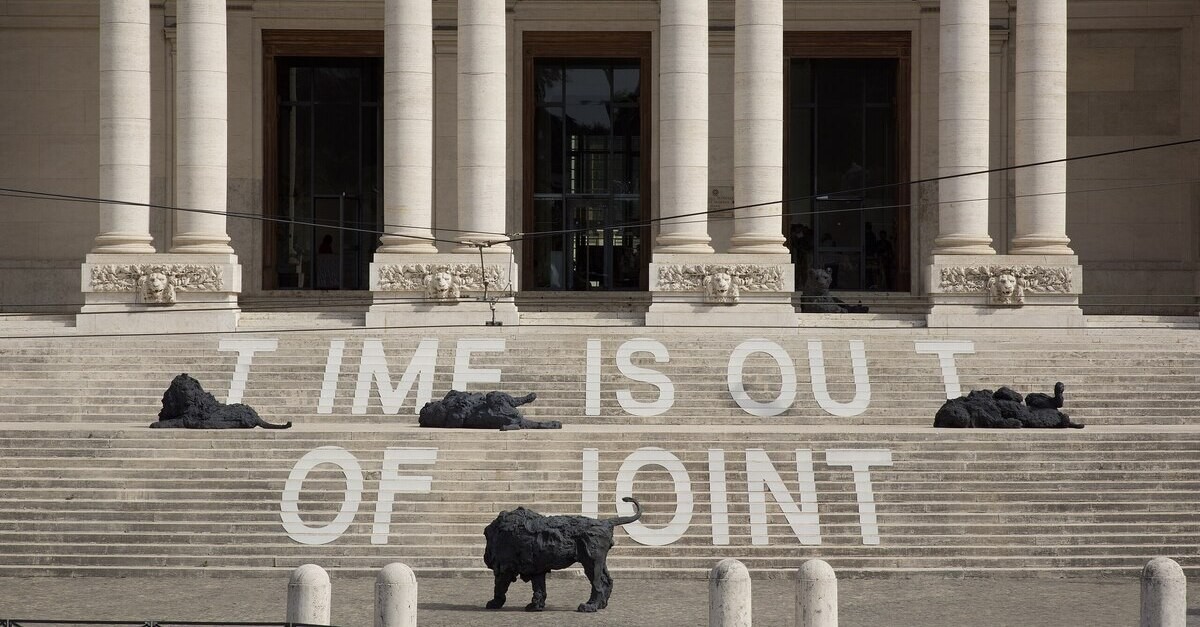 L'installazione dei Leoni sulle gradinate della Galleria di arte moderna a Roma L'installazione dei Leoni sulle gradinate della Galleria di arte moderna a Roma