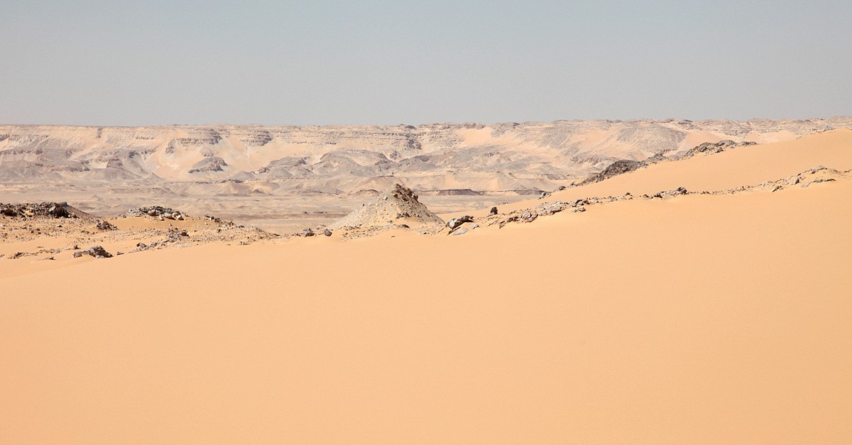 Distesa di deserto in cui è stata scoperta la città nell'oasi di Kharga