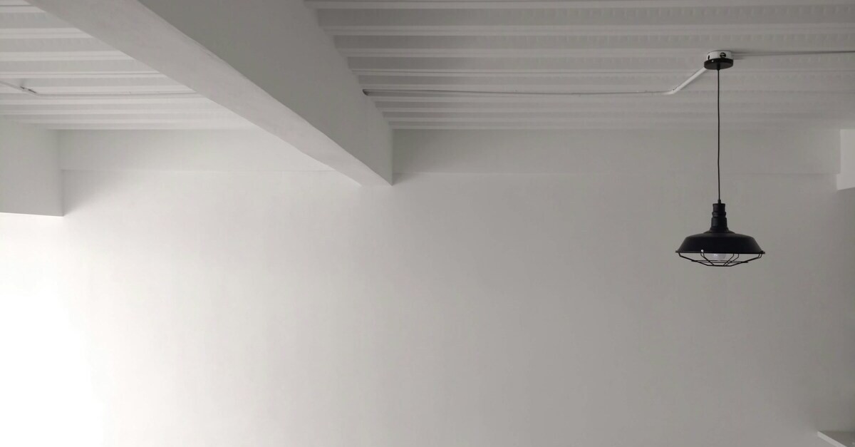 Soffitto alto con travi a vista