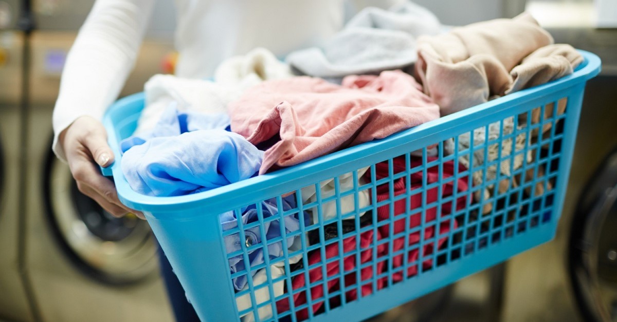 Evitare di sovraccaricare l'asciugatrice aiuta a ridurre l'accumulo di lanugine