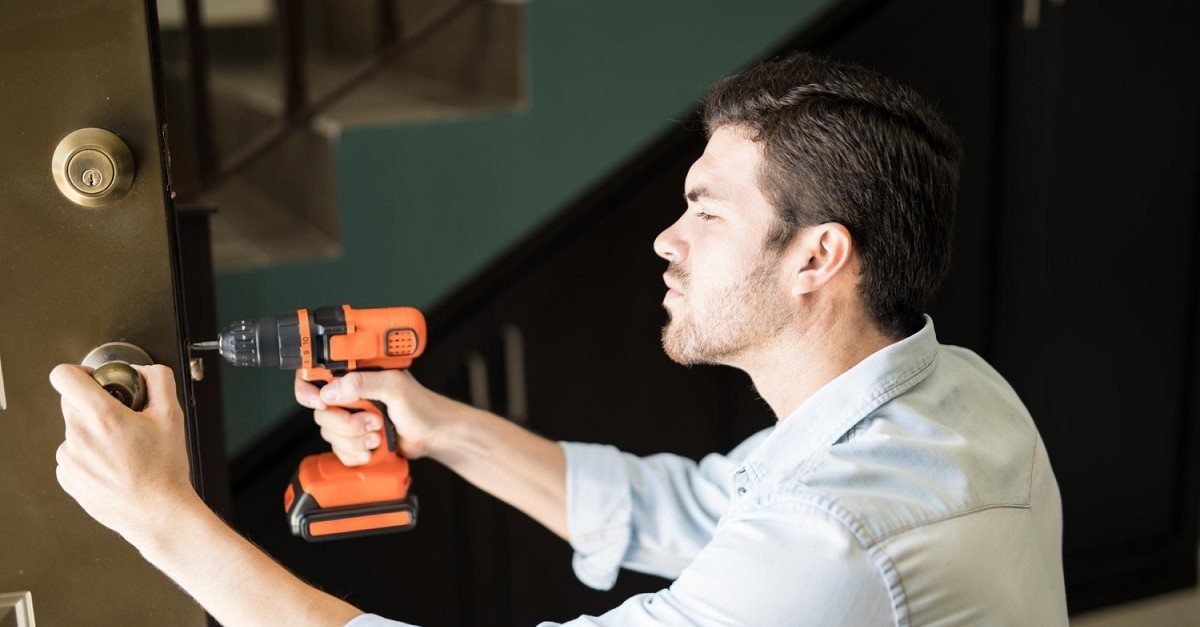 Il trapano non è necessario per sostituire una maniglia, a meno che non si debbano praticare nuovi fori