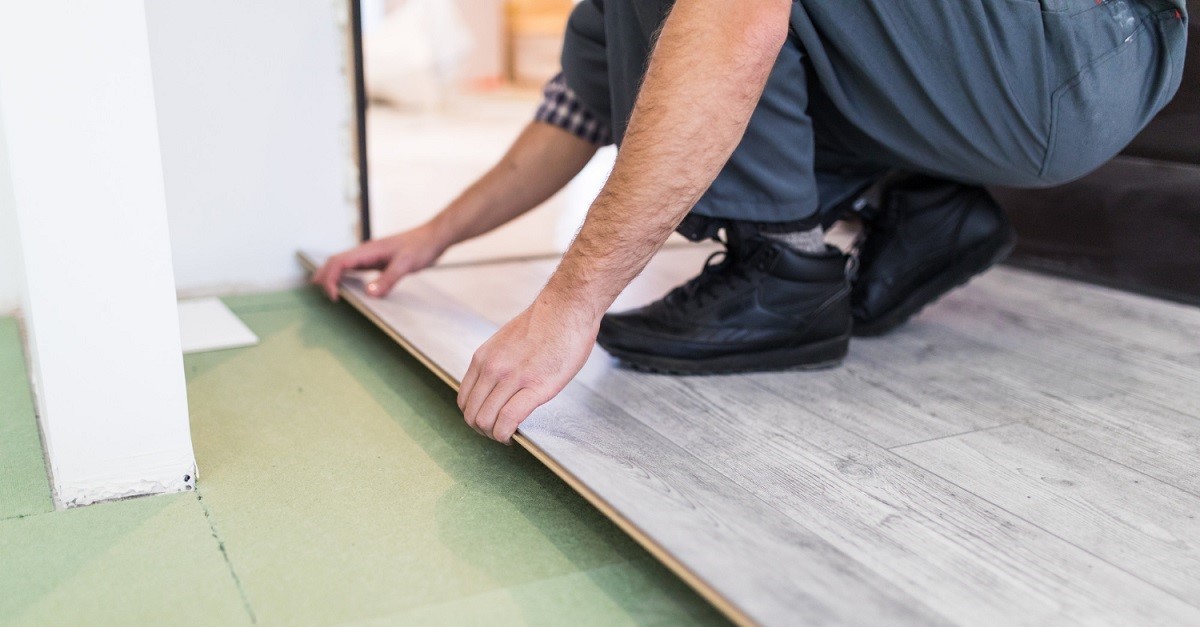 Una corretta posa del parquet necessita di una base solida e compatta 