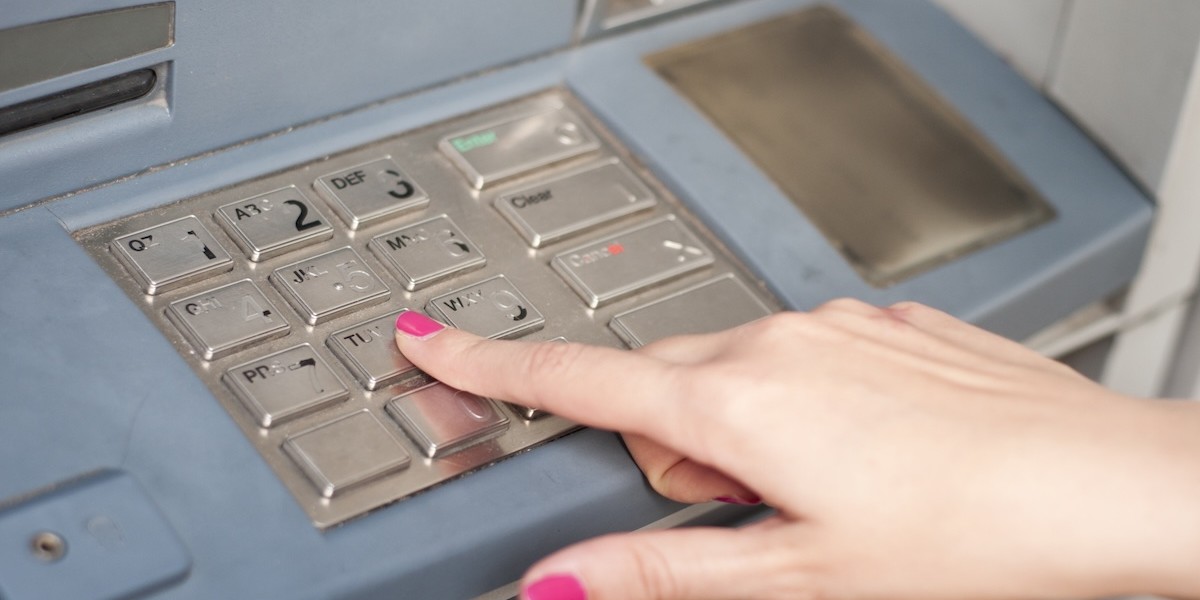 Digitando il numero Pin sulla macchina ATM