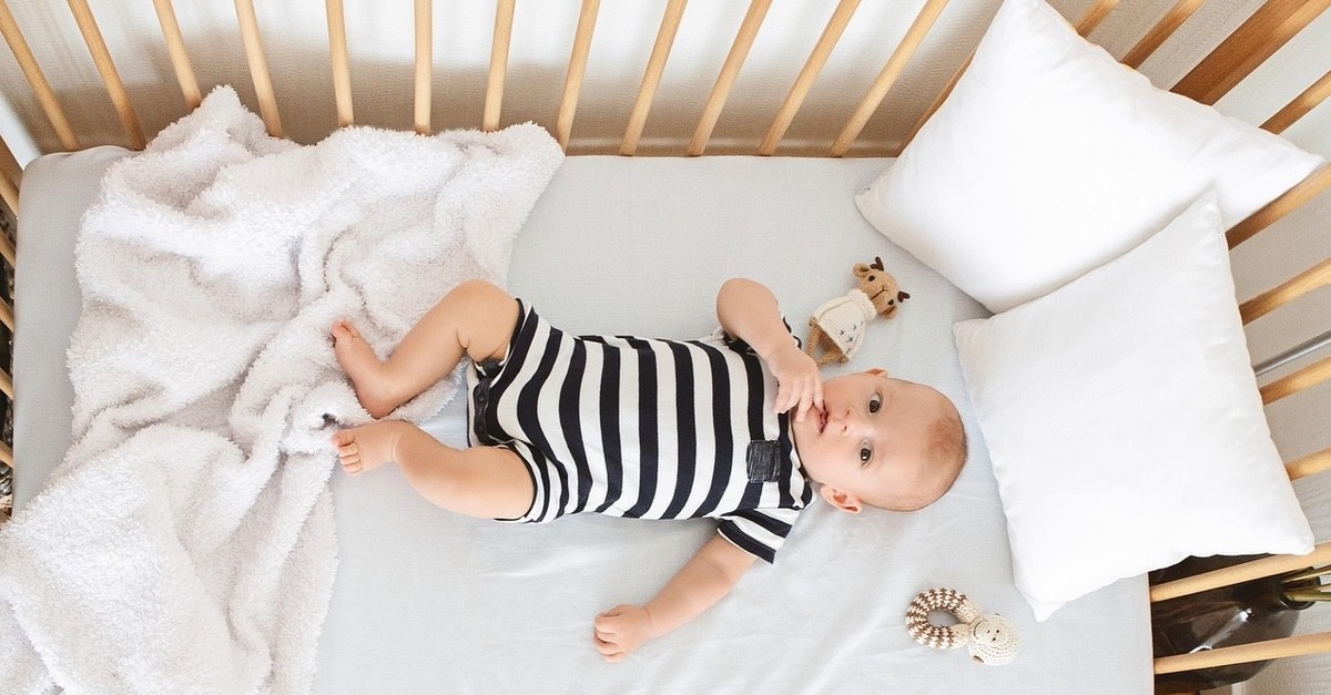 bambino nella culla bambino nella culla