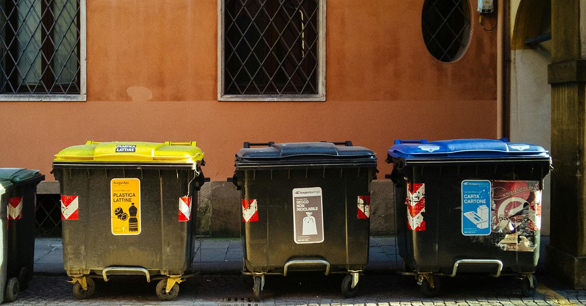 Bidoni pubblici sotto la finestra