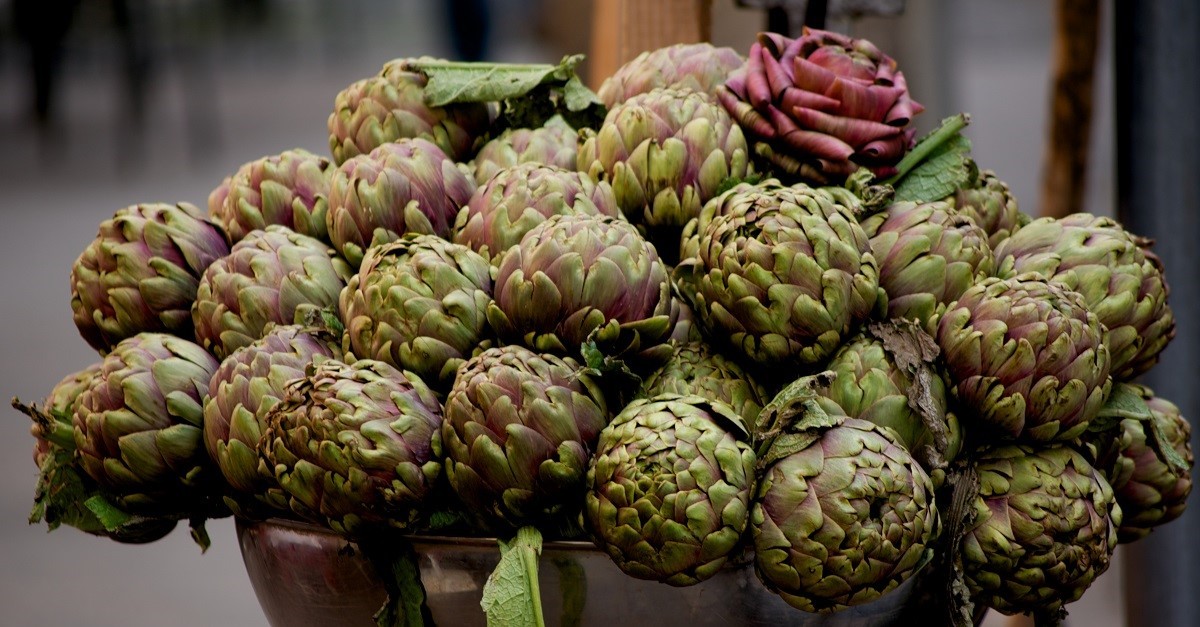 Un mazzo di carciofi Romaneschi, varietà tipicamente primaverile