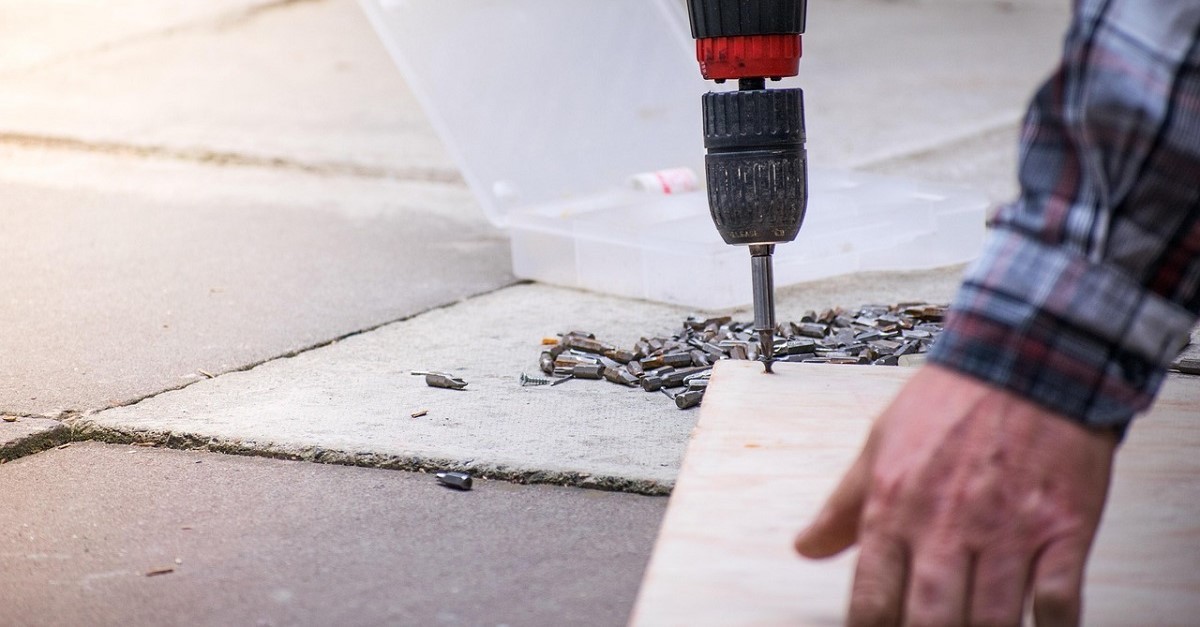 Prima di forare una piastrella non posata, è necessario assicurarsi che sia stabile