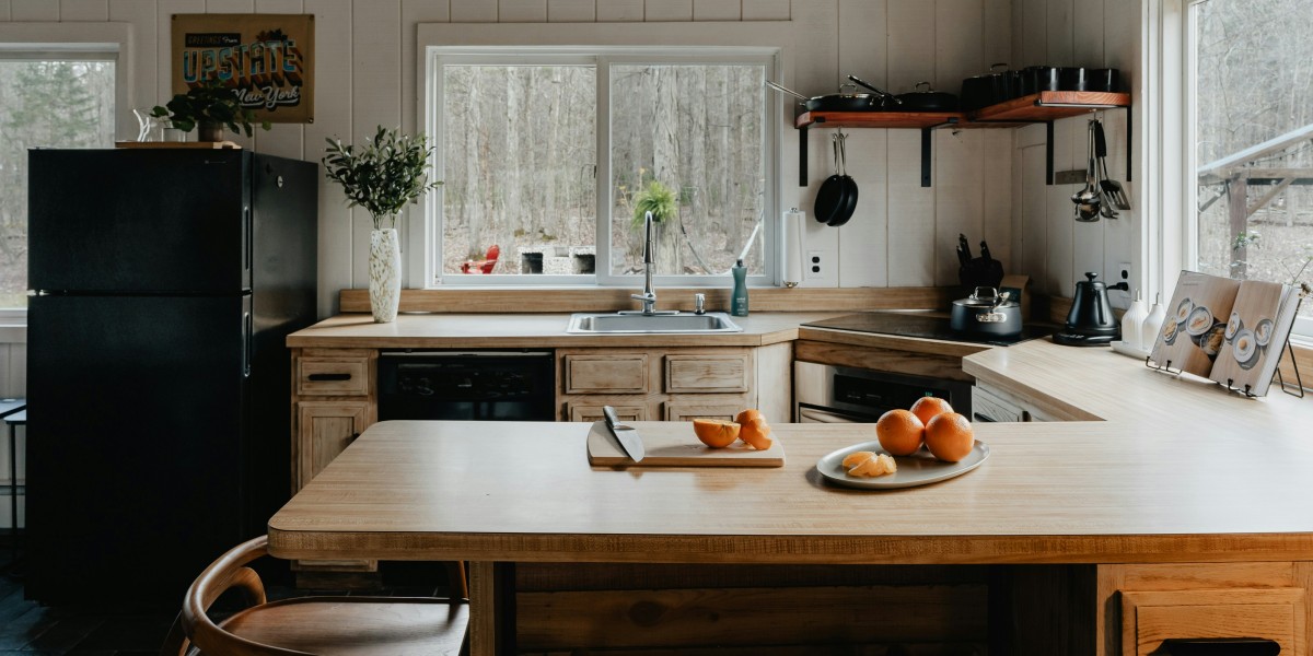 Cucina con isola e tavolo 