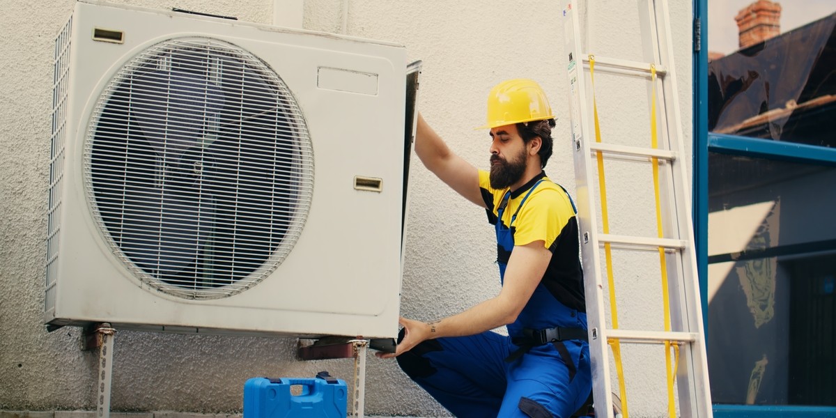 Tecnico addetto alla manutenzione del condizionatore