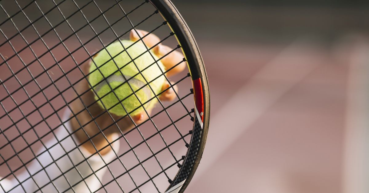 dettaglio racchetta con pallina da tennis