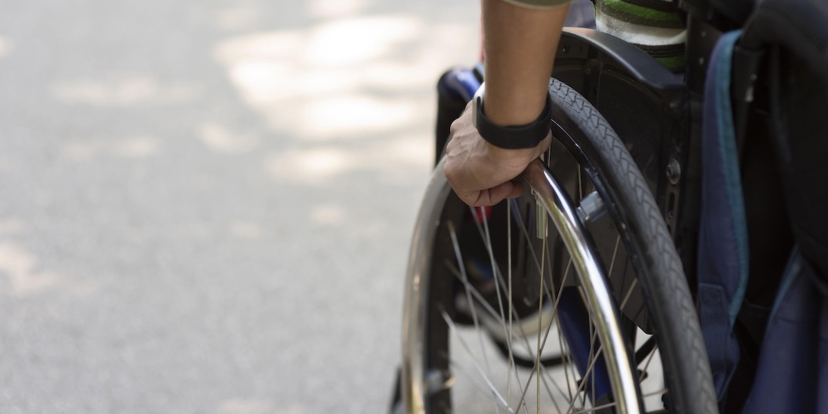 Disabile con sedia a rotelle