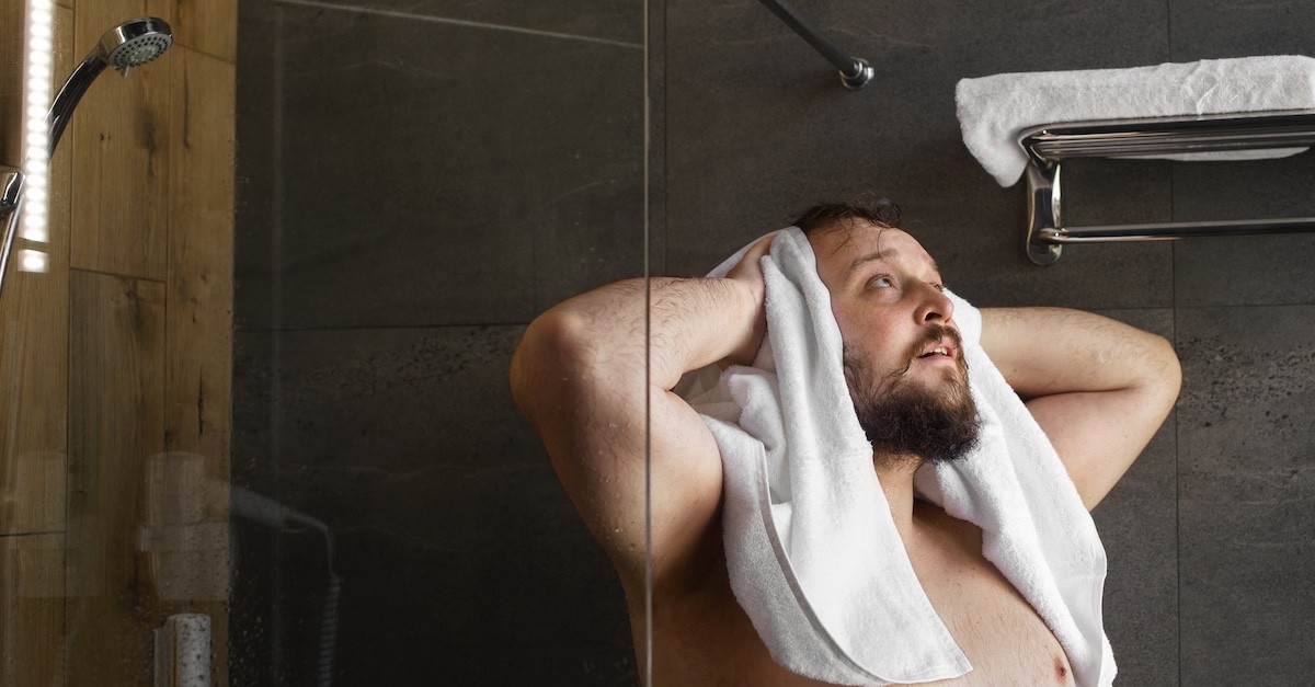 uomo che fa la doccia uomo che fa la doccia