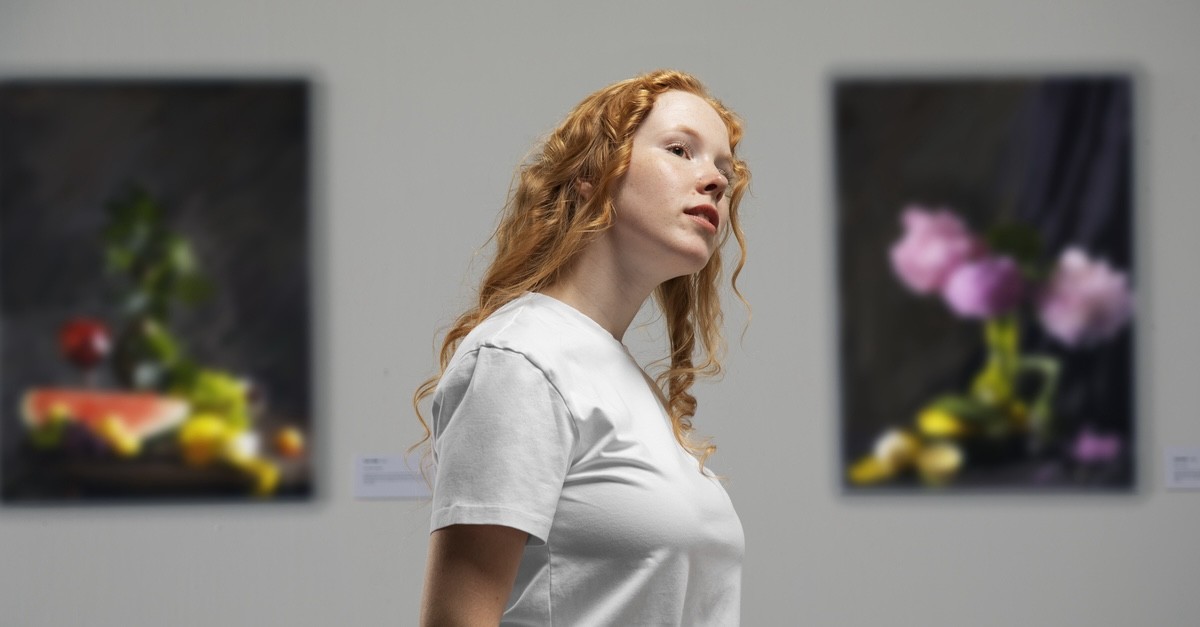 donna in una galleria d'arte