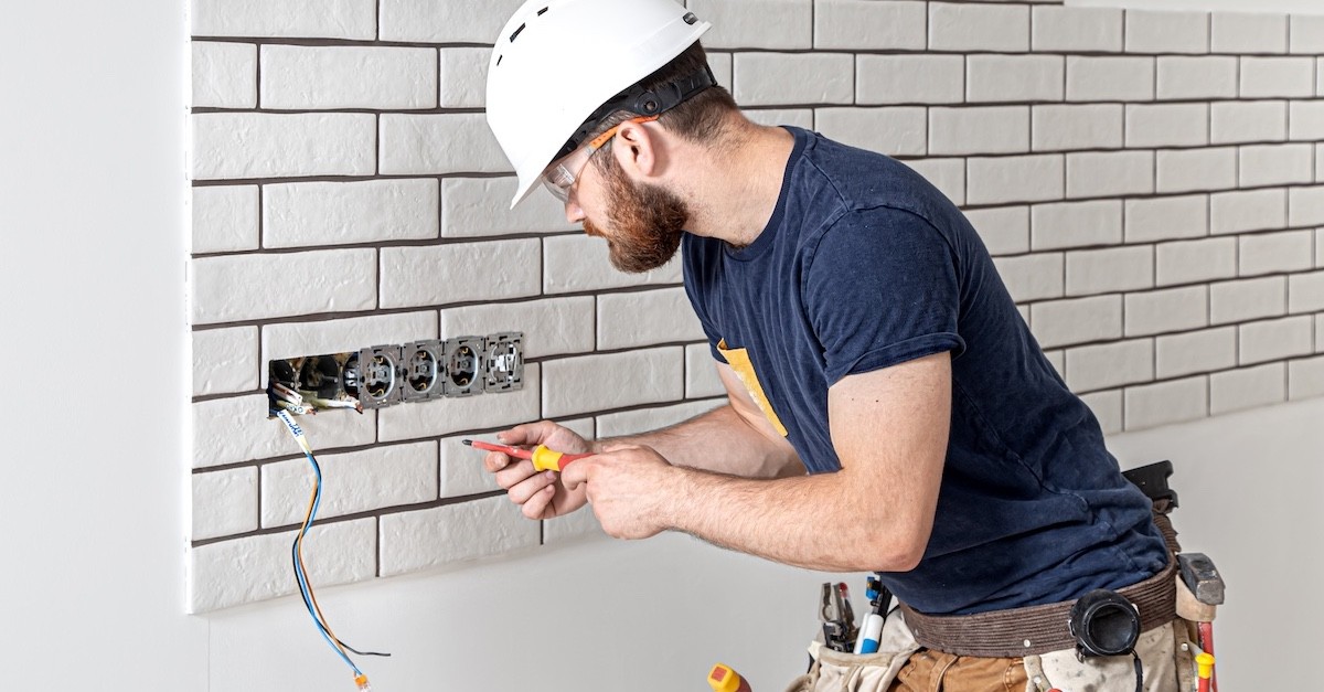 Elettricista al lavoro