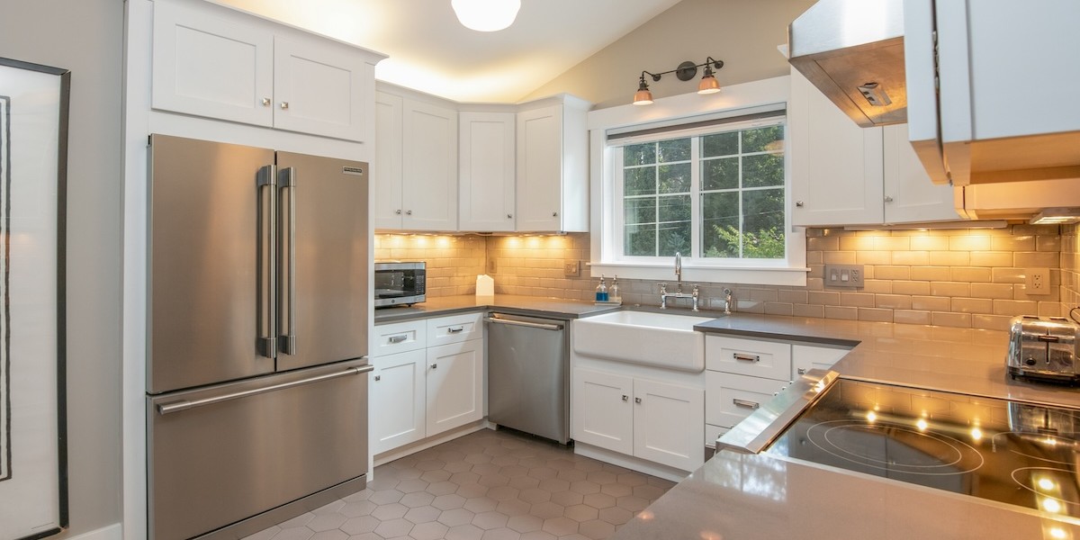 Cucina arredata con elettrodomestici 