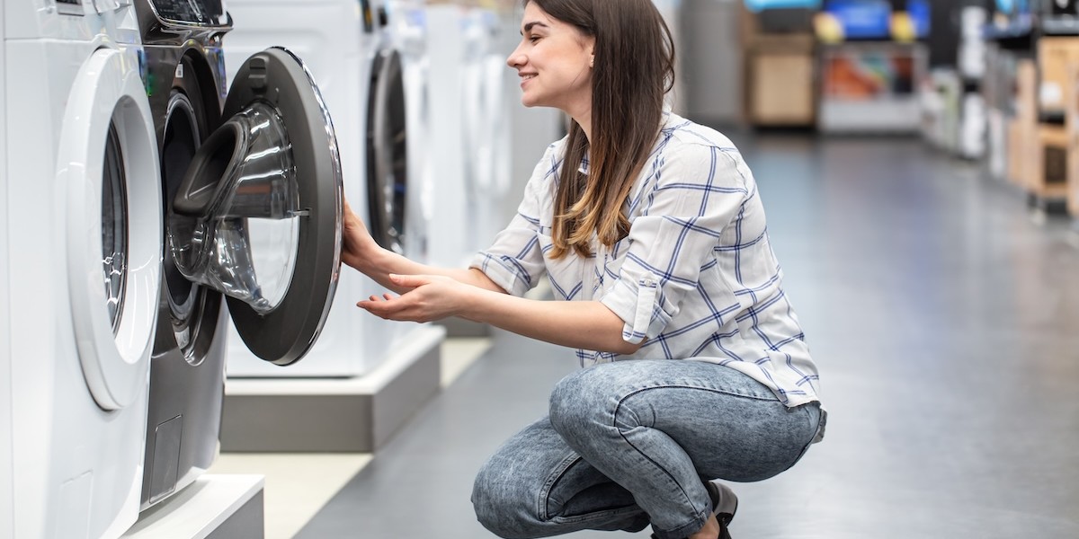 Donna alle prese con l'acquisto di una lavatrice