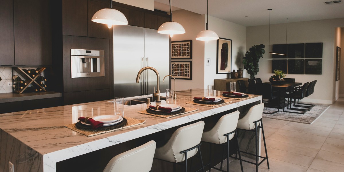 Cucina con isola e tavolo 