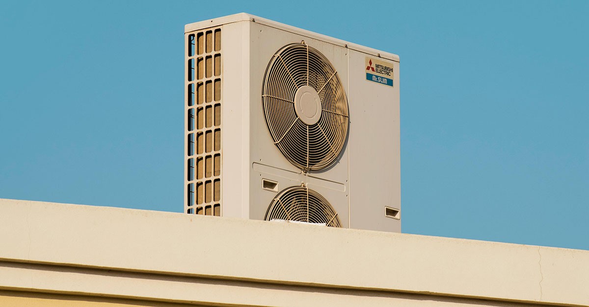 Motore del condizionatore sul tetto del vicino