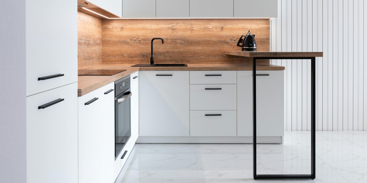 Cucina con isola e tavolo 