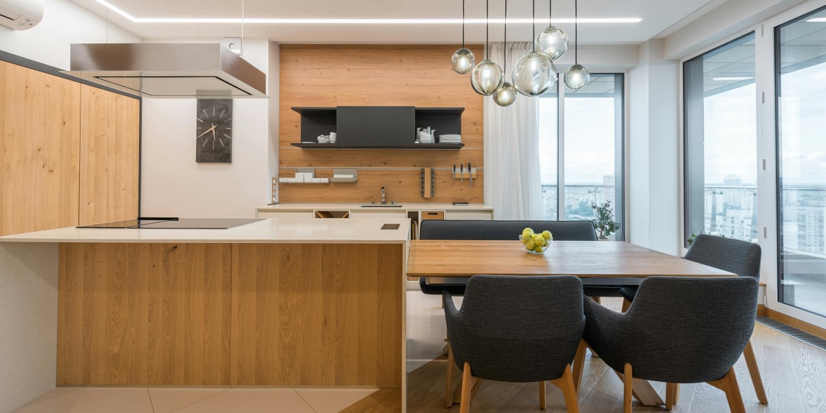 Cucina con isola e tavolo 