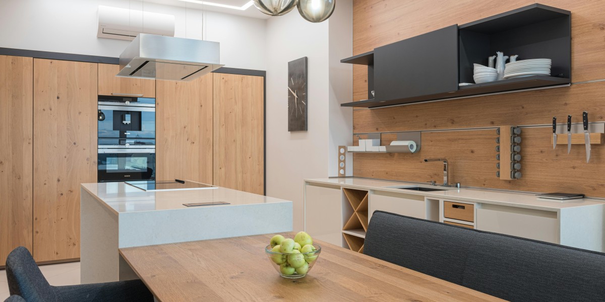 Cucina con isola e tavolo 