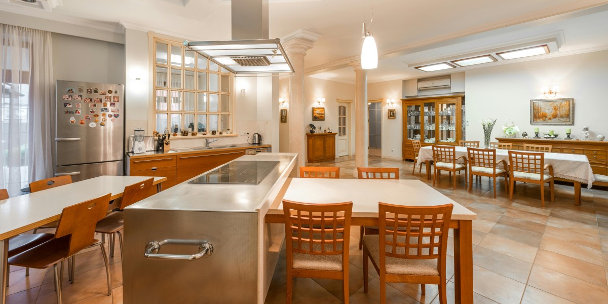 Cucina con isola e tavolo 