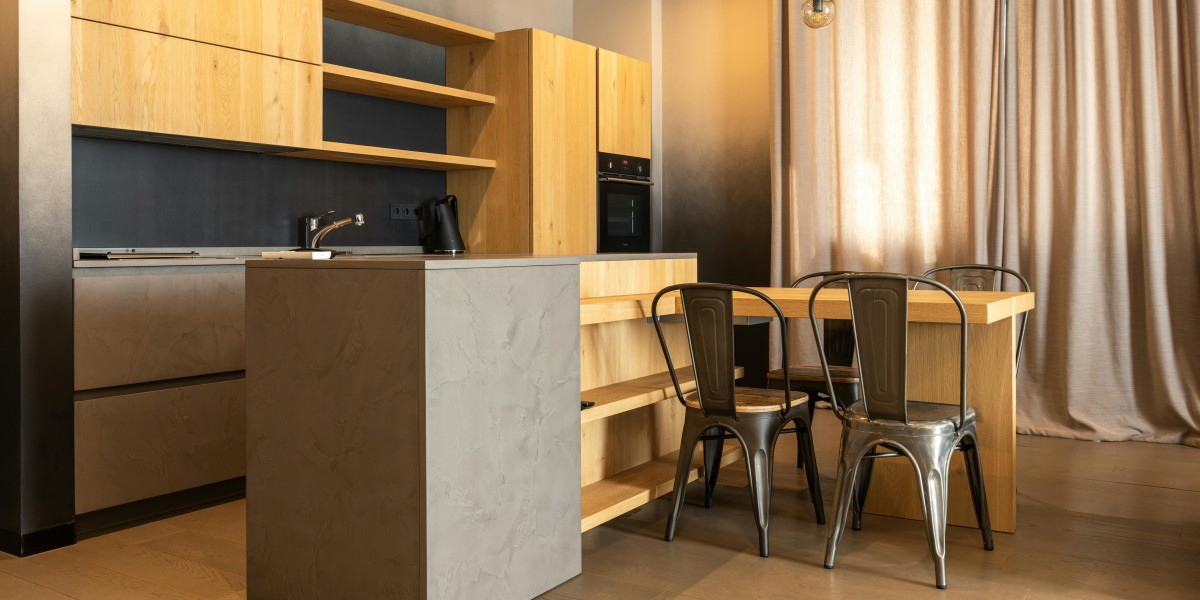 Cucina con isola e tavolo 