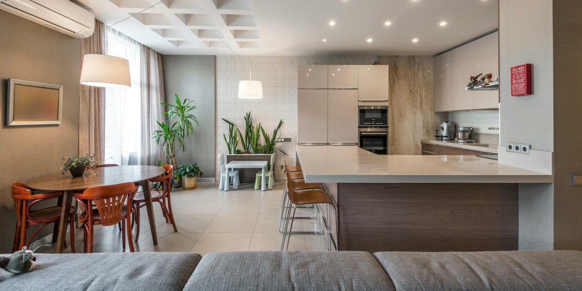 Cucina con isola e tavolo 