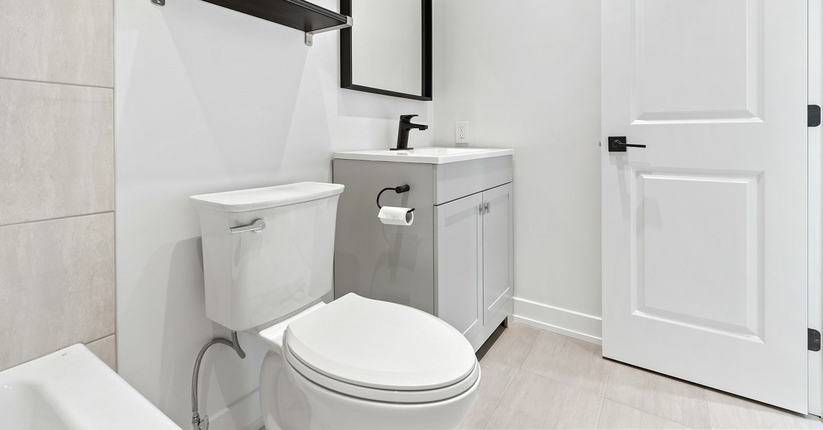 Un bagno con cassetta tradizionale Un bagno con cassetta tradizionale