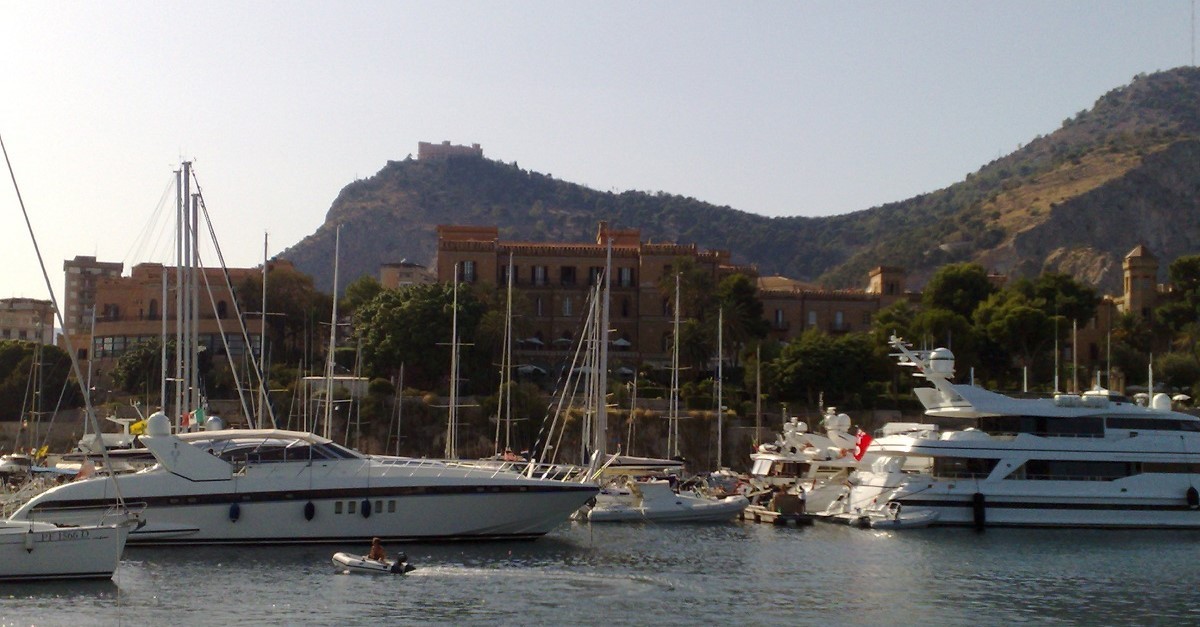 Il porticciolo dell'Acquasanta a Palermo, con Villa Igiea e Monte Pellegrino sullo sfondo