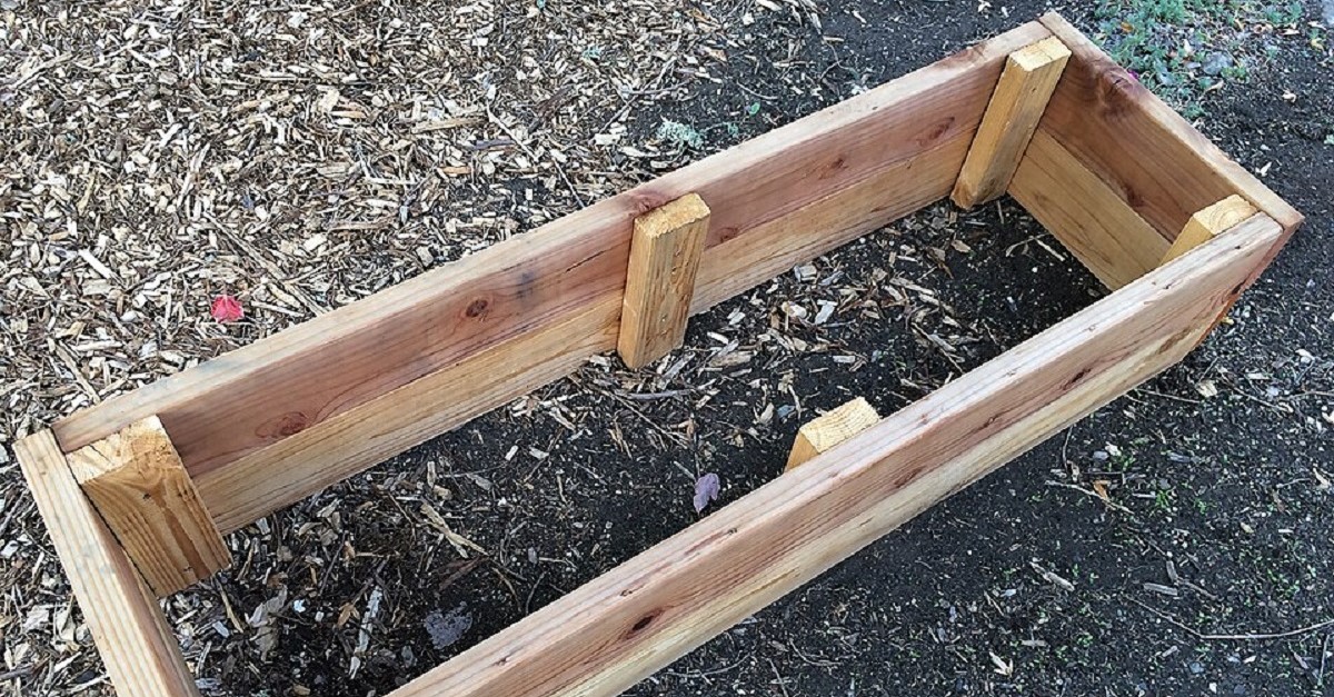 La struttura esterna di un'aiuola rialzata, composta di assi di legno trattato