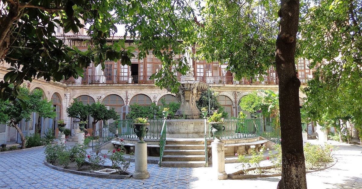Il chiostro del monastero di S. Caterina, con la fontana e la statua di S. Domenico