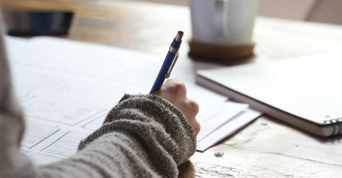 Uno studente intento a fare i compiti