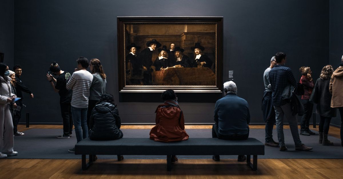 visitatori davanti a un quadro