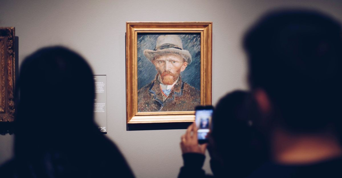 visitatori davanti ad autoritratto di Van Gogh