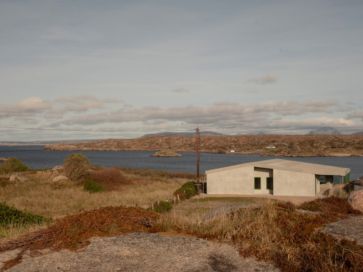 La casa ubicada en la isla de Cruit, frente a la costa noroeste de Irlanda, ha diso diseñada por el estudio Pasparakis Friel.