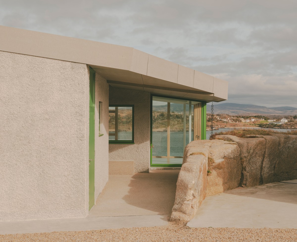 El exterior opta por unos acabados crudos y naturales integrados con el paisaje rocoso que lo rodea, poniéndolo en valor mediante superficies ásperas y materiales resistentes.