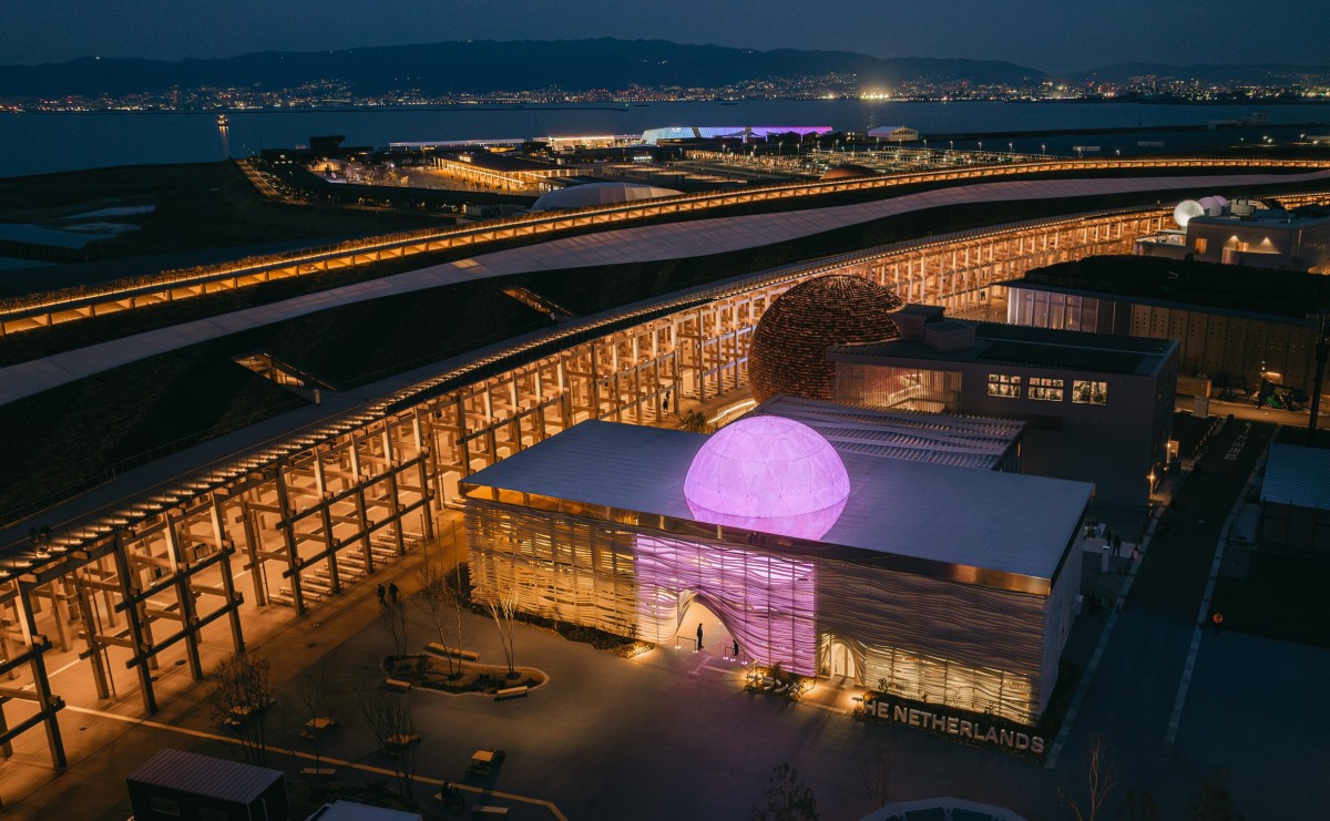 L'elemento centrale è una sfera di 10,6 metri di diametro che si estende sul tetto, intesa come metafora del sole e dell'energia infinita