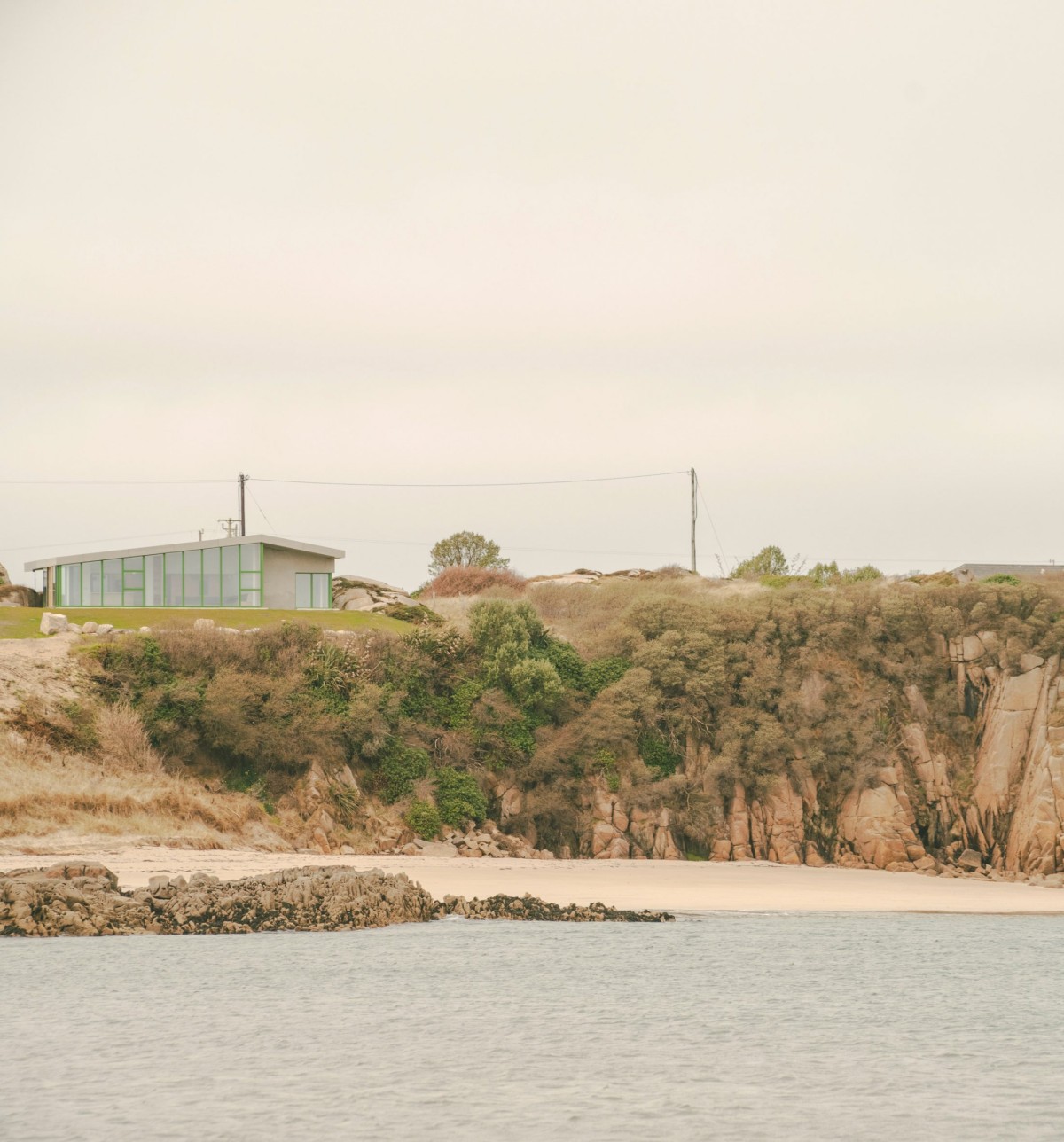 El lado este está abierto hacia la costa e integra grandes ventanales de altura completa que permiten gozar de vistas privilegiadas al Atlántico.