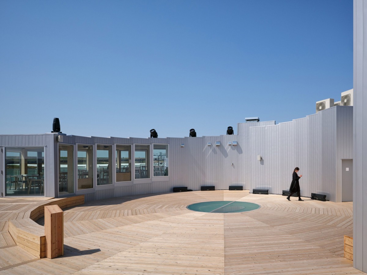 Il culmine del percorso si raggiunge ai livelli superiori, dove la spirale assume dimensioni maggiori e si apre su una terrazza panoramica