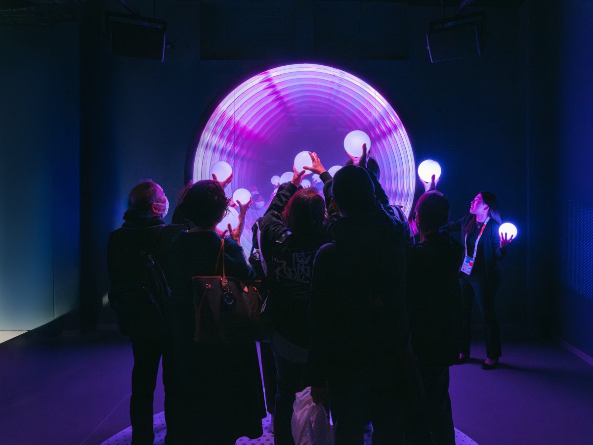 Prima di entrare, ogni persona riceve un Energy Orb, una sfera luminosa che consente di interagire con le installazioni digitali del padiglione