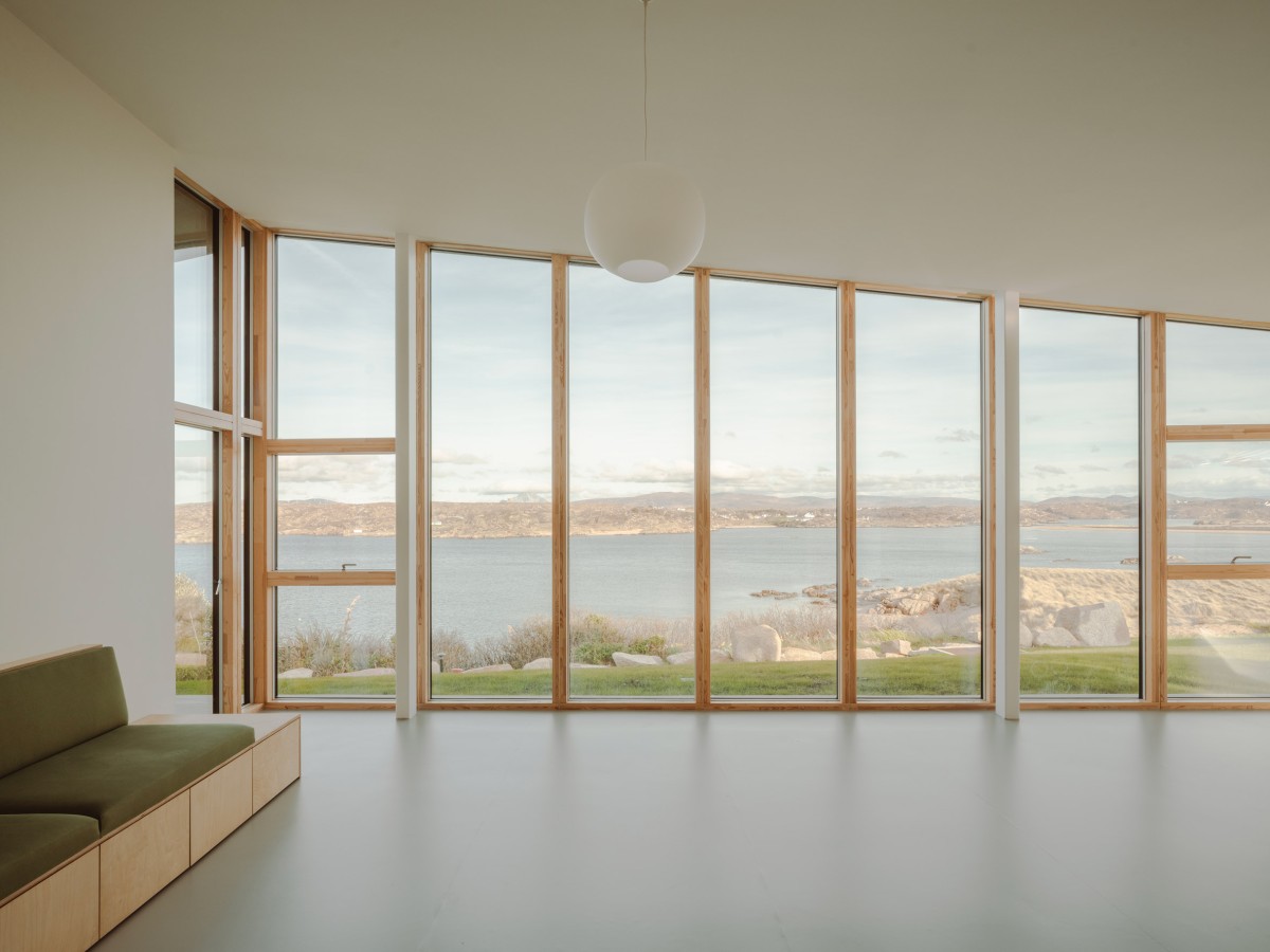 Los grandes ventanales recorren los espacios de la sala de estar, el comedor y la cocina, permitiendo unas vistas privilegiadas al océano.