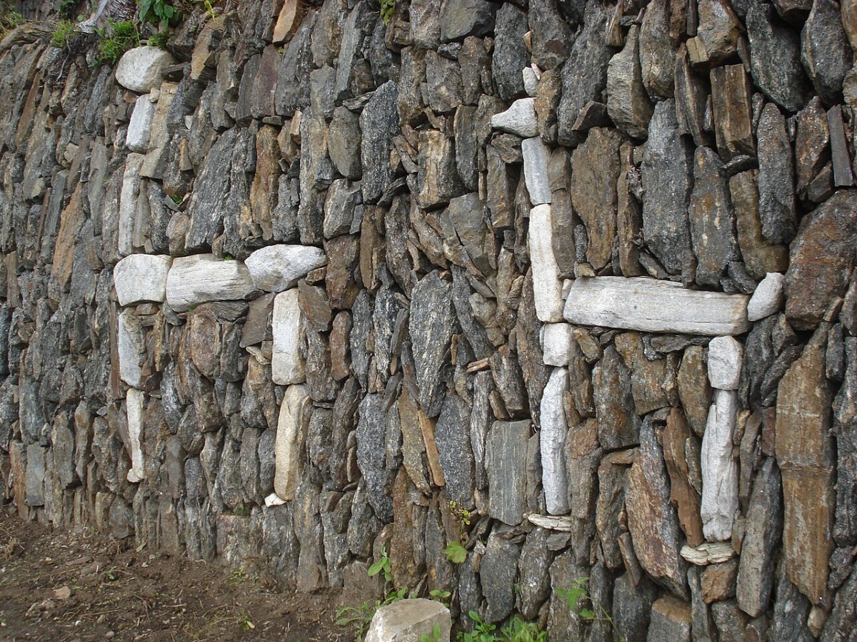 Las Llamas del Sol son 22 grabaciones en piedras con figuras dispuestas en los muros de 15 terrazas, con representaciones de animales o humanos.