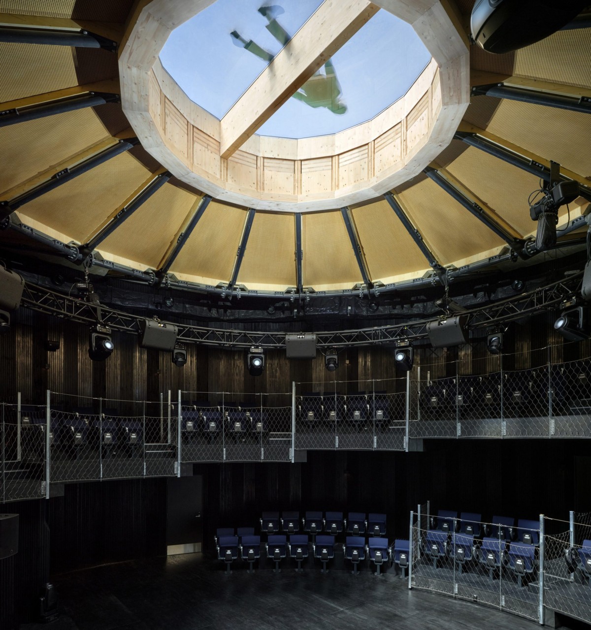 Il cuore dell'edificio è un auditorium circolare alto 12 metri con un lucernario centrale, circondato da posti a sedere a gradoni