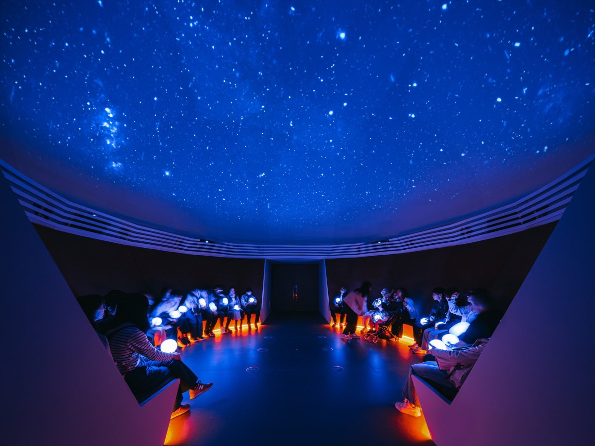 All'interno della sfera solare è presente uno schermo immersivo su cui vengono proiettati contenuti audiovisivi