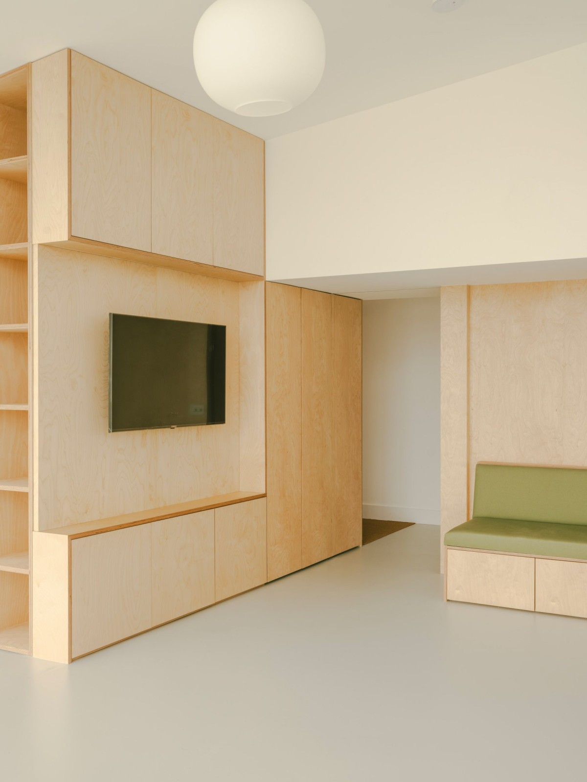 La decoración y el mobiliario cuenta con detalles minimalistas para no romper con la armonía de los acabados en blanco.