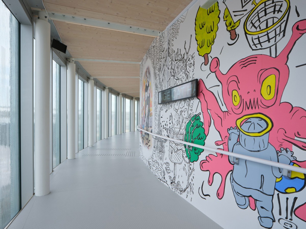 La galleria a spirale è ricoperta da un murale dell'artista di graffiti Jakub Matuška, noto come Masker, che si estende per oltre 200 metri