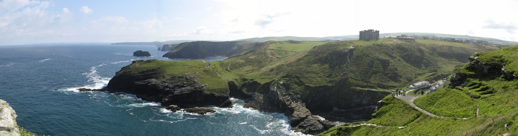 Vistas panorámicas desde Tintagel hacia los acantilados de Cornualles, con el Hotel Castillo de Camelot dominando la costa.